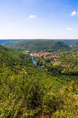 Saint-Antonin-Noble-Val 'in ortaçağ kasabası Aveyron Nehri' nin kıyısında yaz aylarındaki Roc d Anglars uçurumlarından