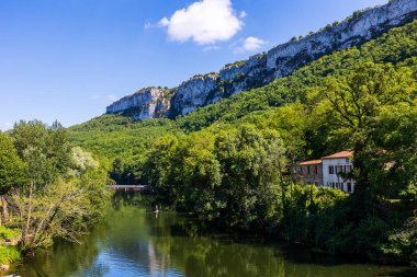 Saint-Antonin-Noble-Val 'deki Aveyron Nehri kıyısındaki Anka d Anglars' ın kireçtaşı uçurumları