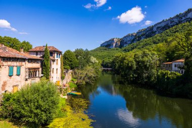 Saint-Antonin-Noble-Val 'deki Aveyron Nehri kıyısındaki Anka d Anglars' ın kireçtaşı uçurumları