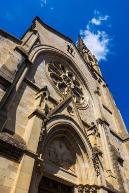 Saint-Antonin-Noble-Val 'deki Saint-Antonin Kilisesi Neo-Gotik Cephesi