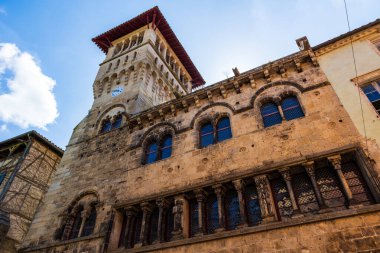 Eski Vikont Sarayı, Sonra Viguiers Konutu ve şimdi de Saint-Antonin-Noble-Val 'deki Romanesk Evi.