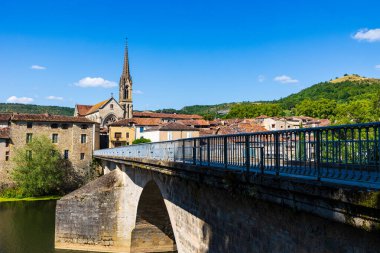Aveyron Nehri üzerindeki köprüden Ortaçağ Saint-Antonin-Noble-Val kasabası