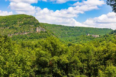 Penne 'den Aveyron Gorges Kayalıkları ve Gresigne Ormanı' nın Panoramik Manzarası