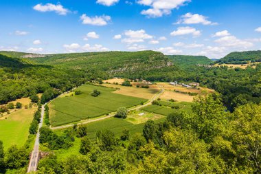 Penne 'den Aveyron Gorges Kayalıkları ve Gresigne Ormanı' nın Panoramik Manzarası