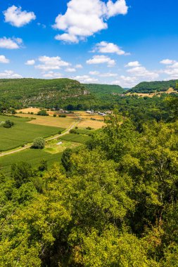 Penne 'den Aveyron Gorges Kayalıkları ve Gresigne Ormanı' nın Panoramik Manzarası