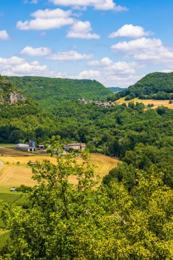 Penne 'den Aveyron Gorges Kayalıkları ve Gresigne Ormanı' nın Panoramik Manzarası
