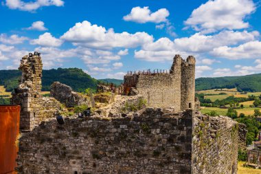 Aveyron Vadisi 'ne bakan Penne Kalesi' nin kalıntıları.