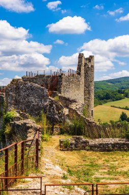 Aveyron Vadisi 'ne bakan Penne Kalesi' nin kalıntıları.