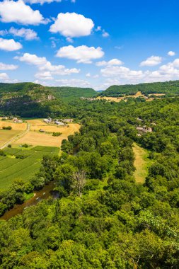 Penne 'den Aveyron Gorges Kayalıkları ve Gresigne Ormanı' nın Panoramik Manzarası