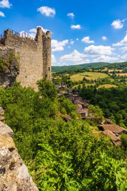 Penne köyünün panoramik manzarası ve müstahkem kalesinin kalıntıları.