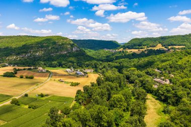 Penne 'den Aveyron Gorges Kayalıkları ve Gresigne Ormanı' nın Panoramik Manzarası