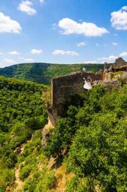 Aveyron Vadisi 'ne bakan Penne Kalesi' nin kalıntıları.