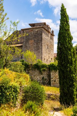 Bruniquel Kalesi 'nin yan bahçelerdeki manzarası.