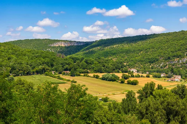 Penne 'den Aveyron Gorges Kayalıkları ve Gresigne Ormanı' nın Panoramik Manzarası