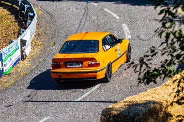 Yarış arabası 2025 Revel-Vaudreuille-Saint-Ferreol tepesine tırmanıyor, virajı alıyor.