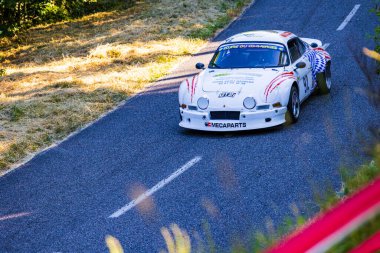 Yarış arabası 2025 Revel-Vaudreuille-Saint-Ferreol tepesine tırmanıyor, virajı alıyor.