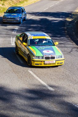 Yarış arabası 2025 Revel-Vaudreuille-Saint-Ferreol tepesine tırmanıyor, virajı alıyor.