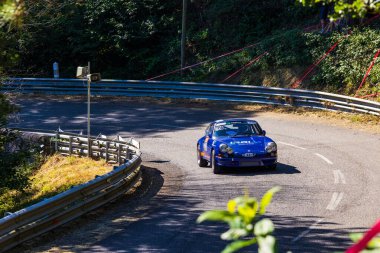 Yarış arabası 2025 Revel-Vaudreuille-Saint-Ferreol tepesine tırmanıyor, virajı alıyor.