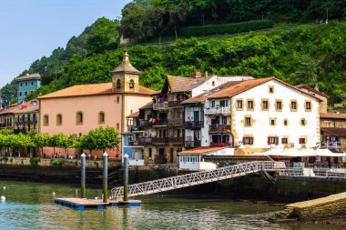 Körfezdeki Resimli Pasaia Köyü