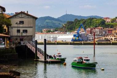 Köy yakınlarındaki Pasaia Körfezi 'nde demirli küçük bir tekne.
