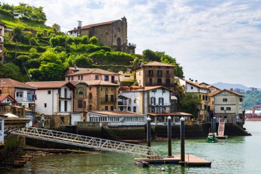 Körfezdeki Resimli Pasaia Köyü