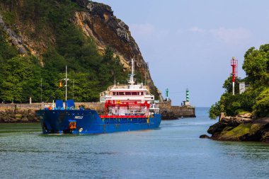 Endüstriyel limana ulaşmak için Pasaia Körfezi 'ne giren kargo gemisi.