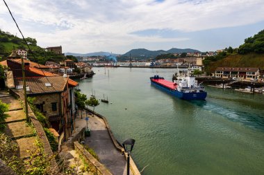 Kargo gemisi Pasaia Köyü yakınlarından Endüstriyel Limana doğru geçiyor.