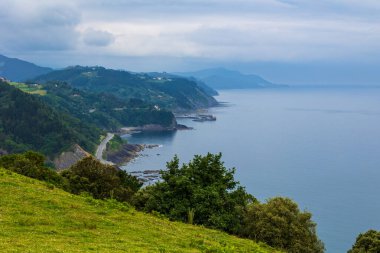 Deba Tepelerinden Bulutlu bir günde Sinek 'in Panoramik Manzarası
