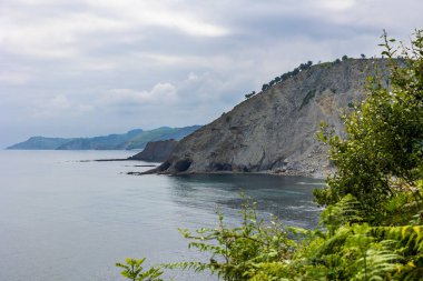 Aitzuri Kayalıkları ve Mağaraları, Deba yakınlarındaki Coastal Geopark 'ta Bask sineğinin bir parçası.
