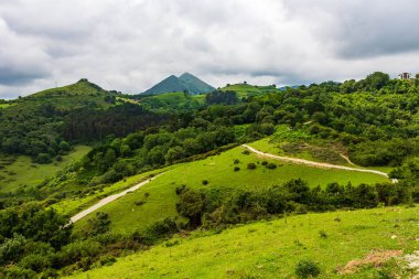 Verdant Inland Hills 'in panoramik manzarası Andutz Piramit şekilli Tepesi' nin hakimiyetinde.
