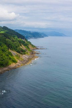 Deba ve Zumaia arasındaki Bask sineğinin sahil kayalıklarının panoramik görüntüsü