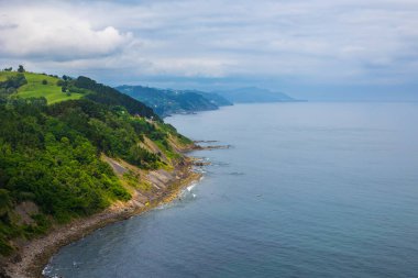 Deba ve Zumaia arasındaki Bask sineğinin sahil kayalıklarının panoramik görüntüsü