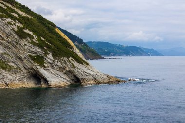 Aitzuri Kayalıkları ve Mağaraları, Deba yakınlarındaki Coastal Geopark 'ta Bask sineğinin bir parçası.