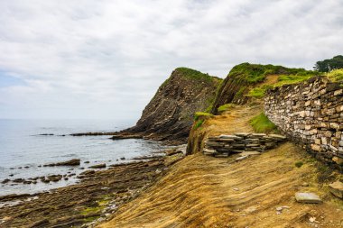 Deba ve Zumaia arasındaki Bask sineğinin sahil kayalıklarının panoramik görüntüsü