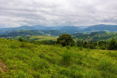 Deba ve Zumaia arasındaki Verdant Hills 'in panoramik görüntüsü