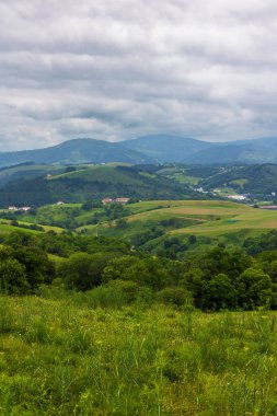 Deba ve Zumaia arasındaki Verdant Hills 'in panoramik görüntüsü