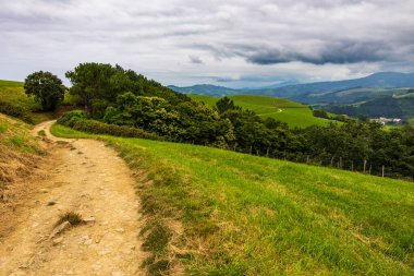 Deba ve Zumaia arasındaki Verdant Hills 'in panoramik görüntüsü