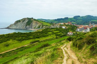 Zumaia 'daki Itzurun Plajı Bask sineklerinin kayalıklarıyla çevrilidir.