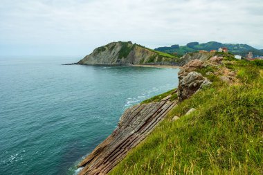 Zumaia 'daki Itzurun Plajı Bask sineklerinin kayalıklarıyla çevrilidir.
