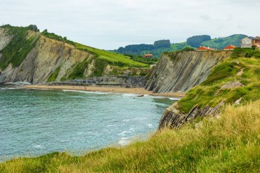 Zumaia 'daki Itzurun Plajı Bask sineklerinin kayalıklarıyla çevrilidir.
