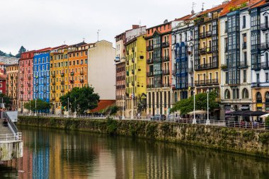 Bilbao La Vieja Bölgesi 'ndeki Nervion Nehri boyunca uzanan binaların renkli cepheleri