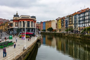 Bilbao 'daki Nervion Nehri kıyısındaki Ribera Pazarı