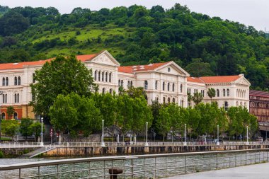 Bilbao 'daki Nervion Nehri üzerindeki Deusto Üniversitesi' nin Neoklasik Cephesi
