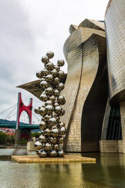 Guggenheim Müzesi Bilbao Yazan Frank Gehry ve La Salve Köprüsü Arkaplanda