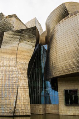 Guggenheim Müzesi Bilbao, Mimar Frank Gehry tarafından tasarlandı, cam ve titanyum cepheli.