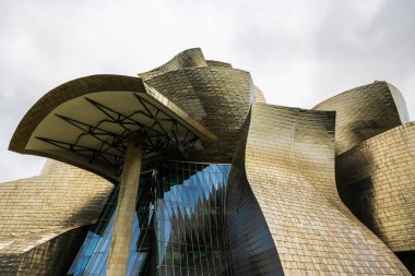 Guggenheim Müzesi Bilbao, Mimar Frank Gehry tarafından tasarlandı, cam ve titanyum cepheli.