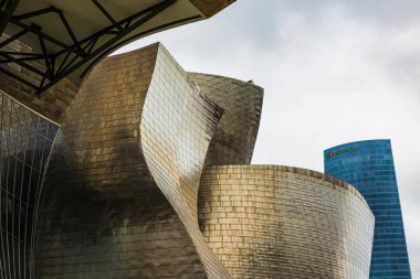 Guggenheim Müzesi Bilbao Yazan Mimar Frank Gehry ve Iberdrola Kulesi Arkaplanda
