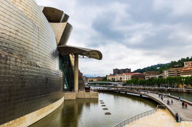 Guggenheim Müzesi Bilbao, Mimar Frank Gehry tarafından tasarlandı, cam ve titanyum cepheli.