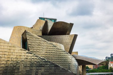 Guggenheim Müzesi Bilbao, Mimar Frank Gehry tarafından tasarlandı, cam ve titanyum cepheli.