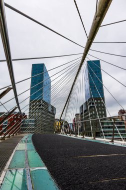 Isozaki Çağdaş İkiz Kuleleri Bilbao 'daki Zubizuri Köprüsü' nden